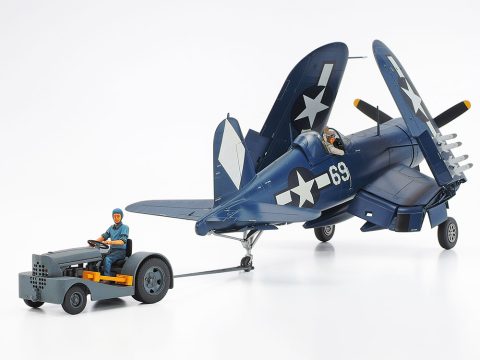 Tamiua Vought F4U-1D CORSAIR og moto tug – 1:48