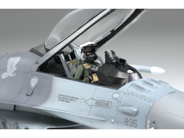 Tamiya 1/48  F-16CJ FIGHTING FALCON